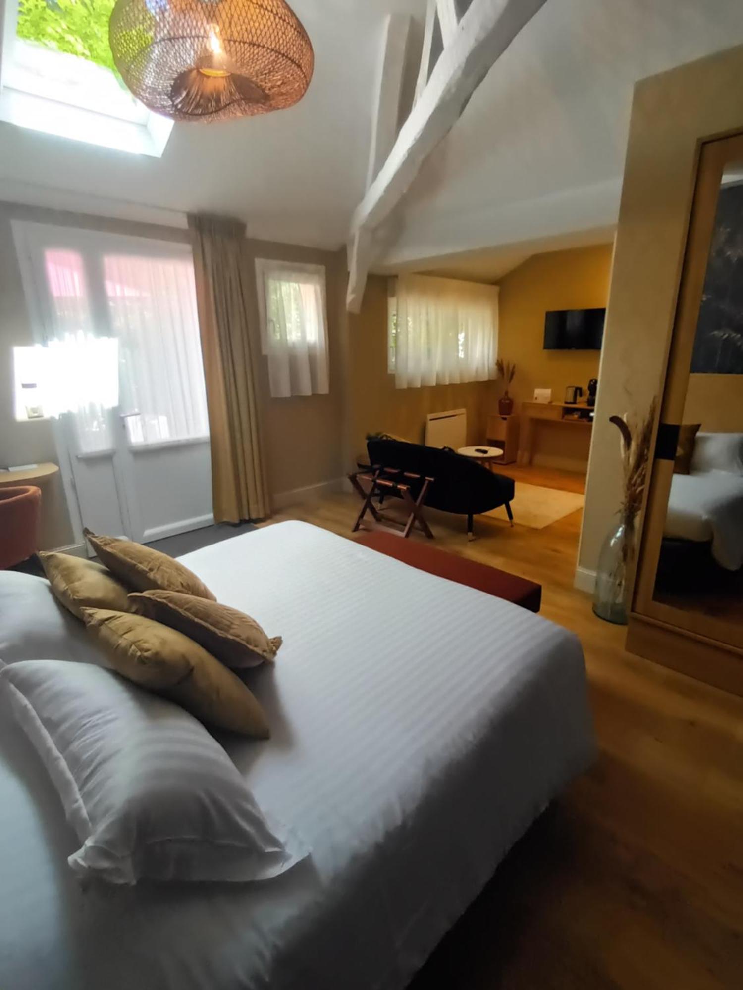 Logis Hotel La Breche - Restaurant Berthelot 엉부와스 외부 사진
