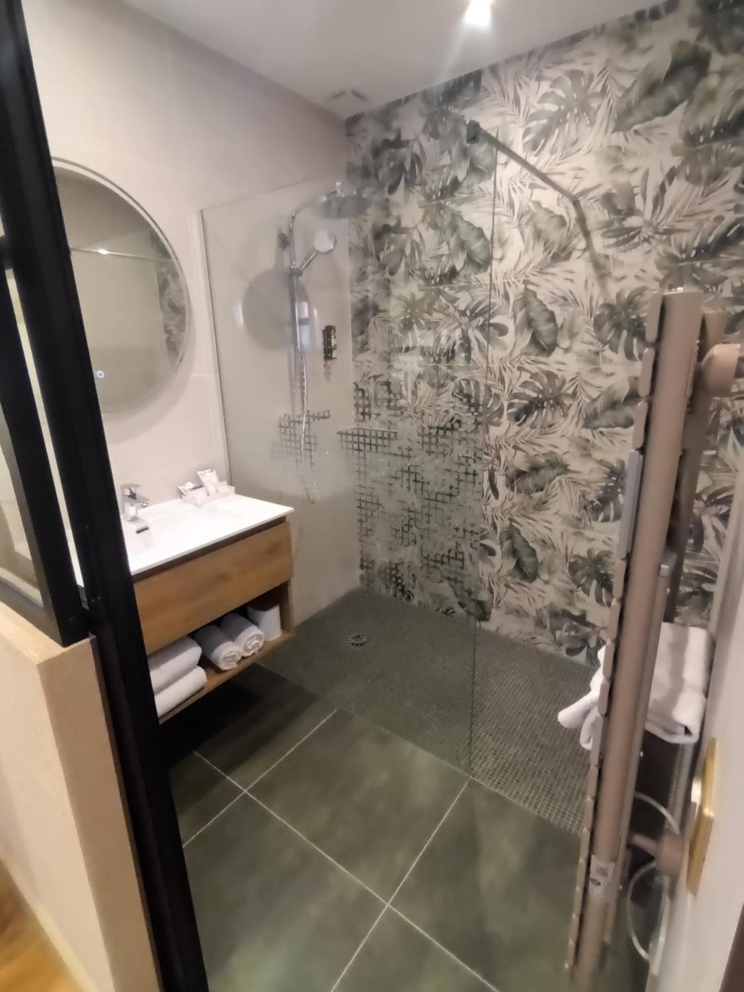 Logis Hotel La Breche - Restaurant Berthelot 엉부와스 외부 사진