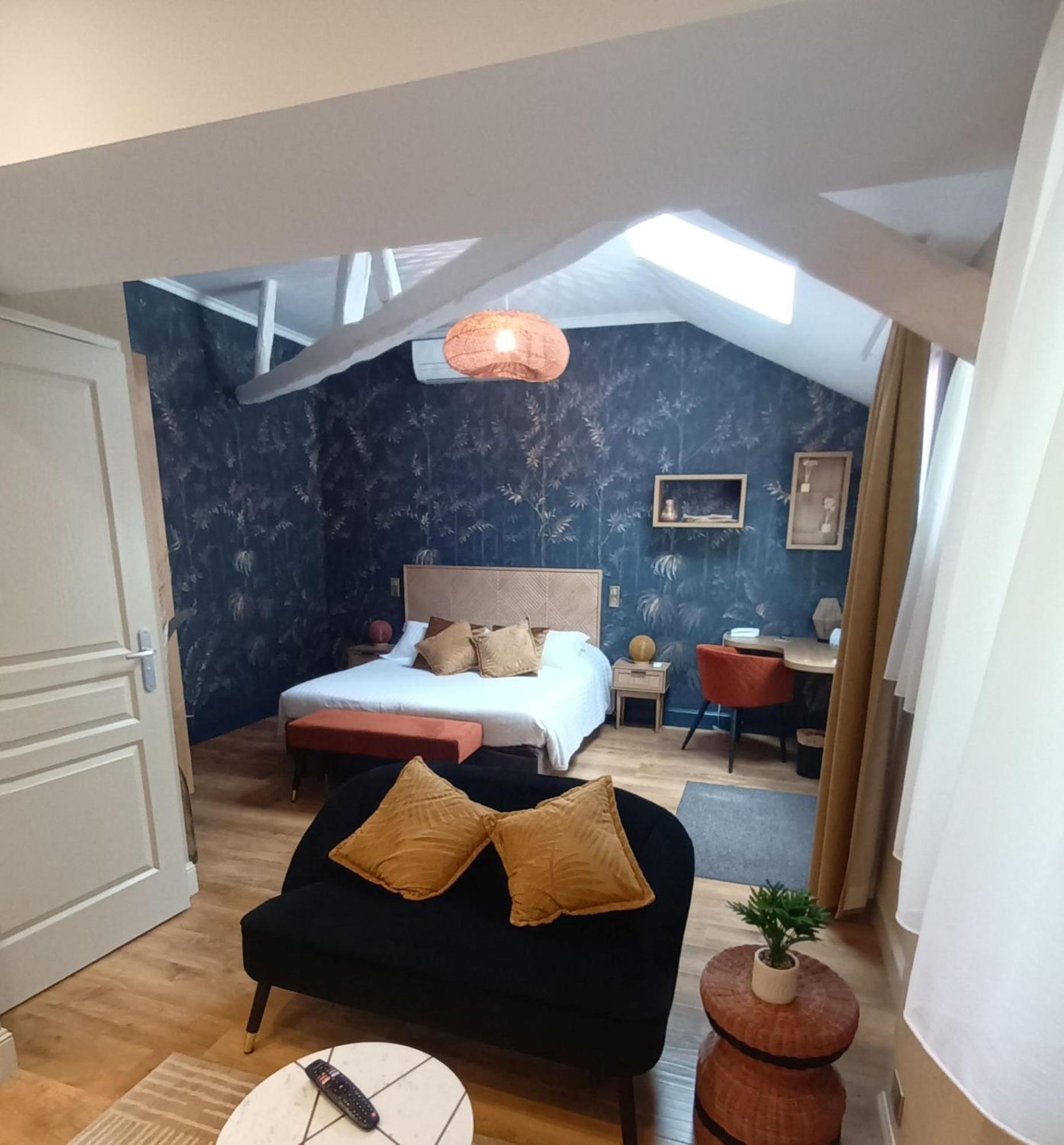 Logis Hotel La Breche - Restaurant Berthelot 엉부와스 외부 사진