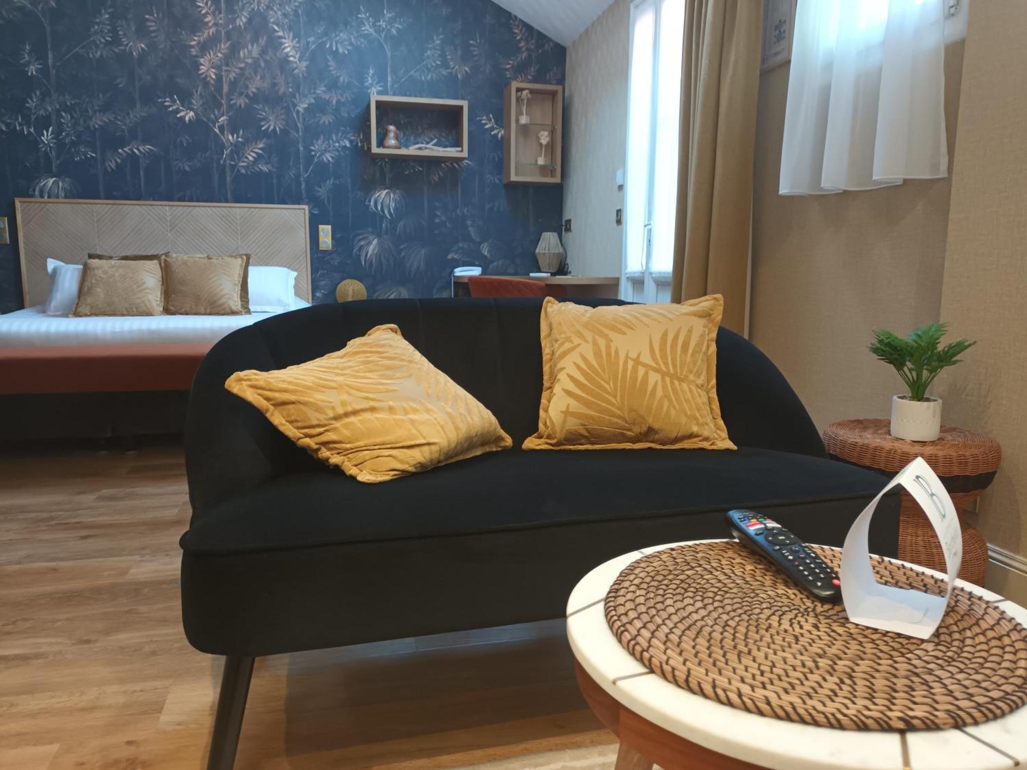 Logis Hotel La Breche - Restaurant Berthelot 엉부와스 외부 사진