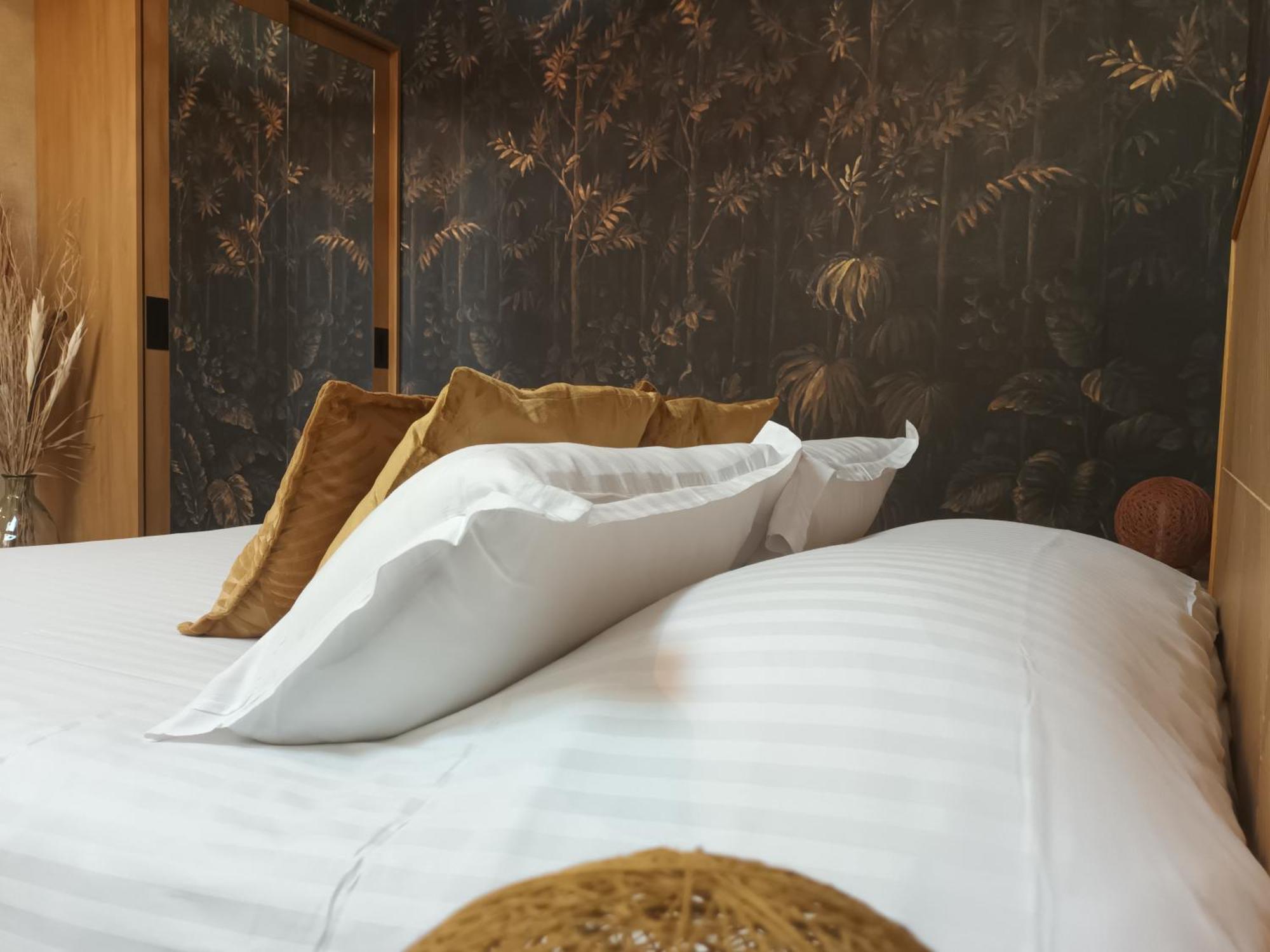 Logis Hotel La Breche - Restaurant Berthelot 엉부와스 외부 사진