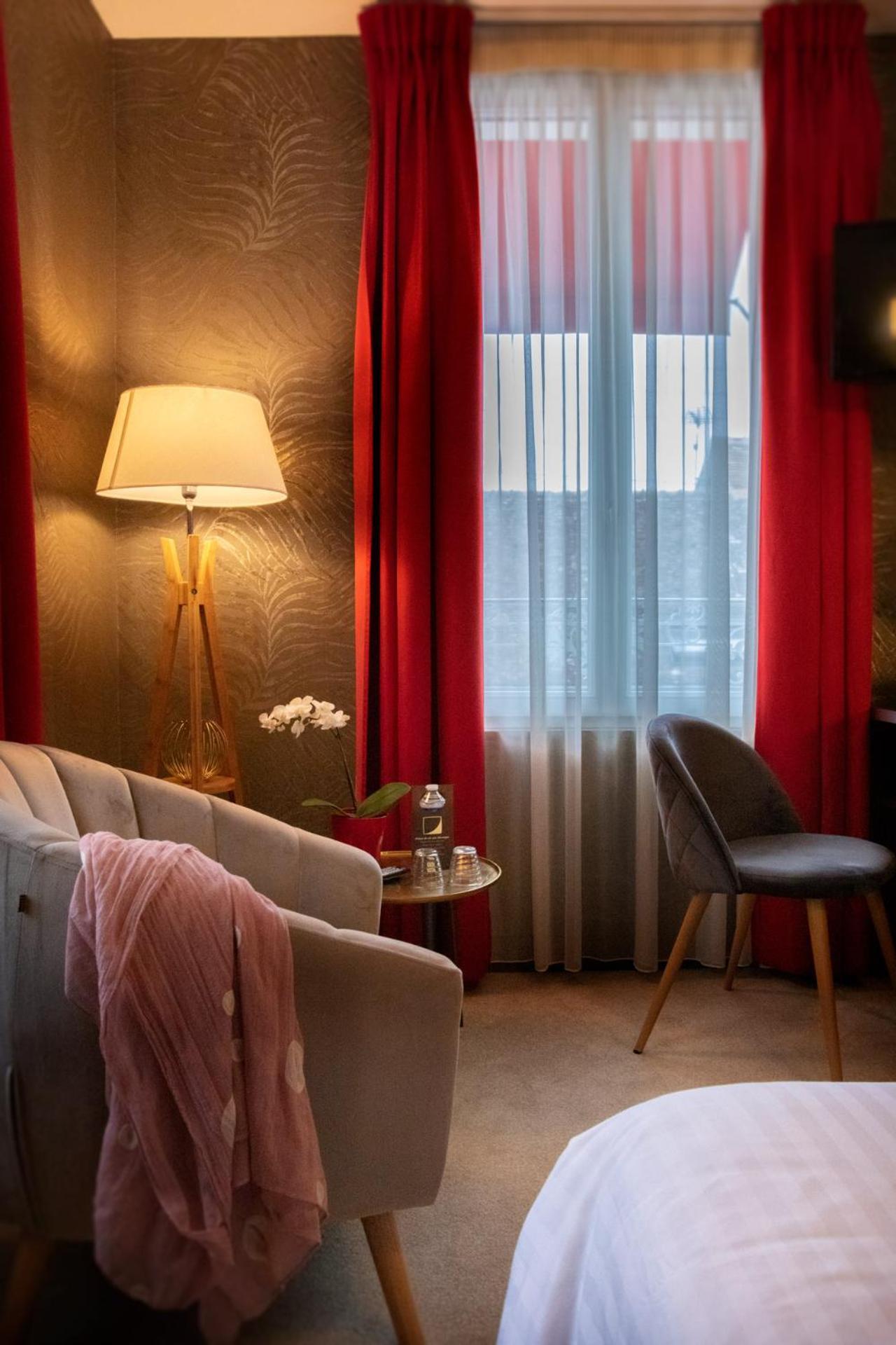 Logis Hotel La Breche - Restaurant Berthelot 엉부와스 외부 사진