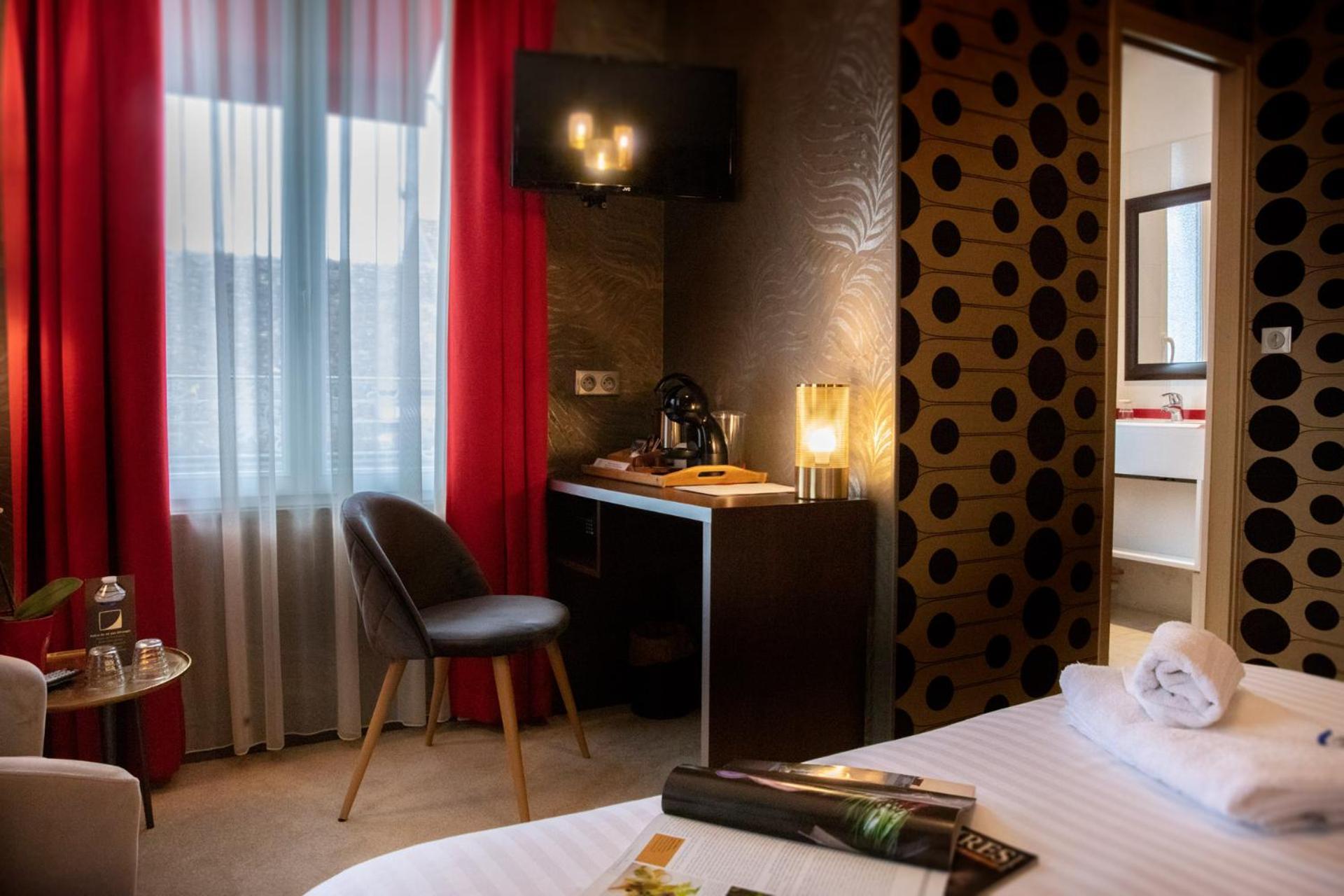 Logis Hotel La Breche - Restaurant Berthelot 엉부와스 외부 사진
